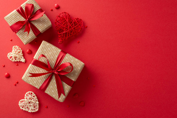 Sevgilerinizi Sevgililer Günü 'nde, el işi kağıt hediye kutuları, kırsal kalpler, serpiştirmeler ve kırmızı arkaplanla ifade edin. - Fotoğraf, Görsel