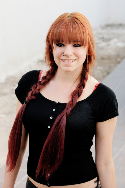 Menina adolescente rebelde com cabelo vermelho
 - Foto, Imagem
