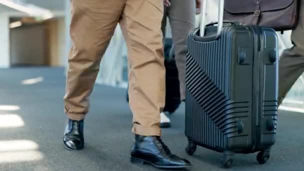 Gente de negocios, maletas y pies caminando del personal en el aeropuerto para viajes y conferencias de trabajo. Zapatos de grupo, maletas de viaje y equipaje para viaje y viaje para seminario y convención con piernas. - Metraje, vídeo