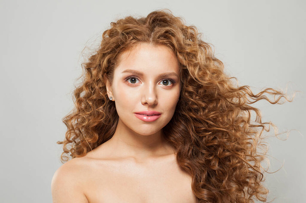 Modelo de moda atraente com curly longo penteado marrom no fundo branco. Mulher com cabelo ondulado - Foto, Imagem