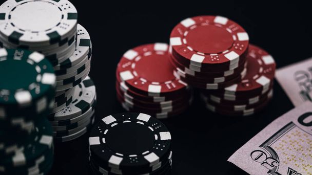Pila di chip di poker per giochi da casinò ad alta posta in gioco - Foto, immagini