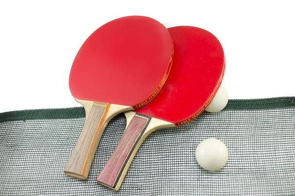 Twee rode Tafeltennis rackets en een net geïsoleerd - Foto, afbeelding
