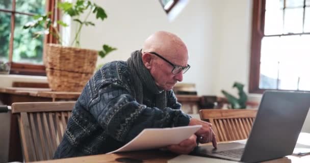 Senior, hombre y escritura con laptop para planificación, inversión o horario de jubilación en sala de estar. Tercera edad, persona o papeleo con la tecnología y la investigación en la mesa en el salón del hogar para el plan. - Metraje, vídeo