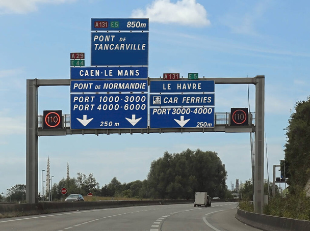 gran señal de tráfico con ubicaciones francesas para llegar al puerto de LE Havre o al puente de Normandía para cruzar el río Sena en Francia - Foto, imagen