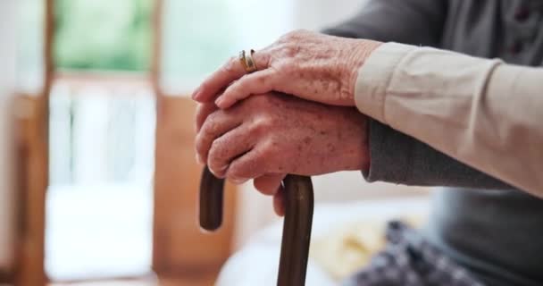 Trzymanie się za ręce, laskę i zbliżenie pary seniorów dla miłości, wsparcia lub zaufania w sypialni domu razem. Empatia, opieka medyczna lub opieka zdrowotna ze starszym mężczyzną i kobietą w ich mieszkaniu. - Materiał filmowy, wideo