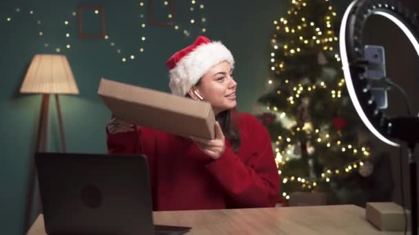Social media influencer opnemen van een video unboxing een tech product thuis voor Kerstmis. blogger beoordeelt een product voor volgers. Kopieerruimte - Video