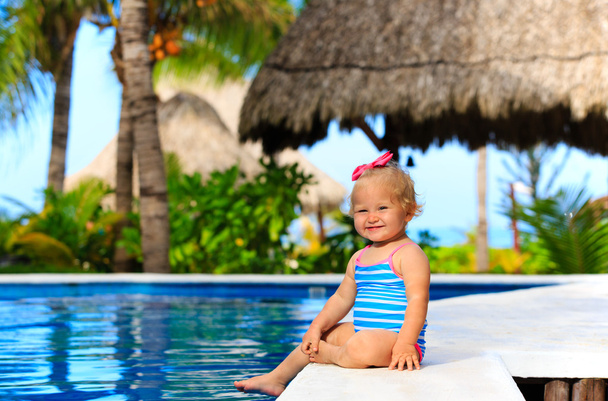 mignonne tout-petit fille jouer dans la piscine à la plage d'été
 - Photo, image