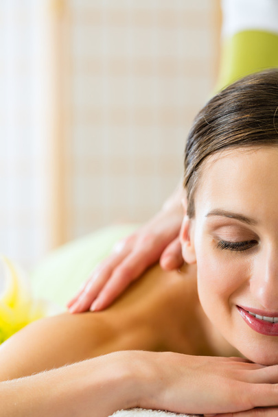 masaż kręgosłupa kobieta mająca odnowy biologicznej - Zdjęcie, obraz