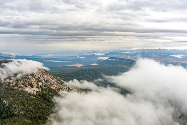 Uitzicht op de vallei en de bergen bij Stanley Idaho - Foto, afbeelding
