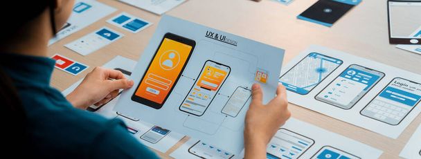 Πανόραμα πανό των startup εταιρεία σχεδιασμού των εργαζομένων σε user interface πρωτότυπο για mobile εφαρμογή ή ιστοσελίδα στο γραφείο. UX UI σχεδιαστής brainstorm φιλικό προς το χρήστη σχέδιο interface. Συνεργική - Φωτογραφία, εικόνα