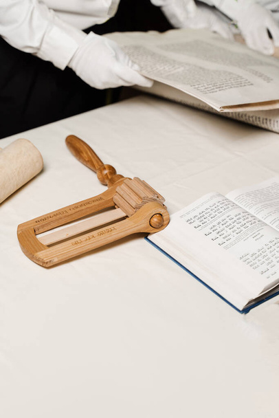 Jüdischer Grogger-Krachmacher und hebräische Bibel zum Beten und Feiern des Purimfestes. Jüdischer Feiertag Purim in Israel - Foto, Bild