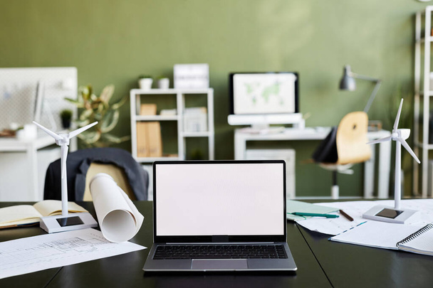 Horizontaal beeld van laptop met leeg display op tafel van architect op modern kantoor - Foto, afbeelding