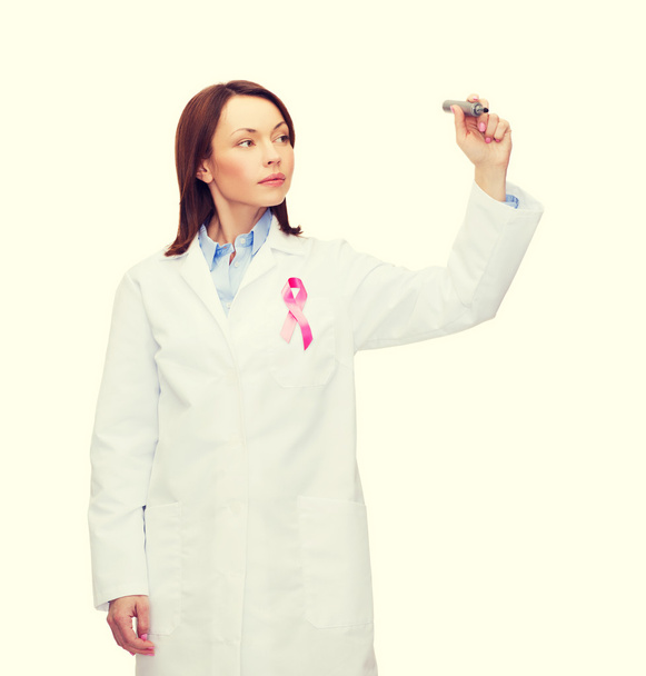 жінка-лікар зі стрічкою обізнаності про рак молочної залози
 - Фото, зображення