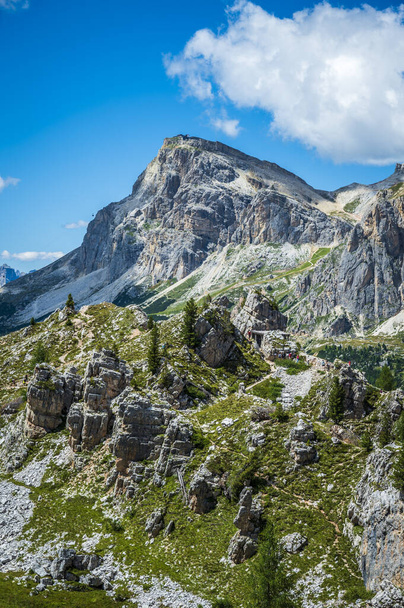 Merkezi Dolomitler. Doğanın anıtları. Averau, Nuvolau ve beş kule. Cortina d'Ampezzo. - Fotoğraf, Görsel