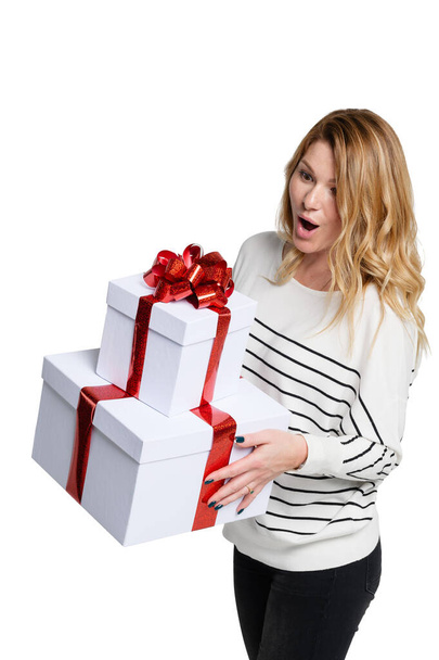 Glückliche junge Frau mit weißen Geschenkboxen auf weißem Hintergrund. Schön dekoriert für Weihnachten. Urlaubsmode. Verkauf und Einkauf. - Foto, Bild