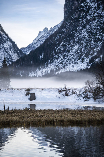 Toblacher See. Schatztruhe unter den Dolomiten. Winterliche Atmosphäre. - Foto, Bild