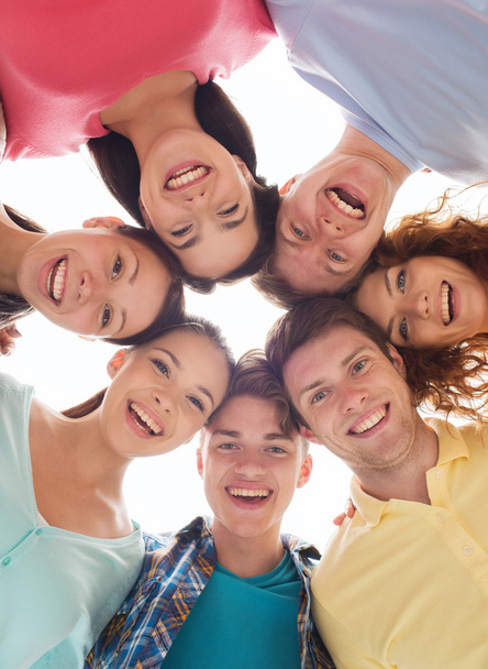 Groupe d'adolescents souriants
 - Photo, image