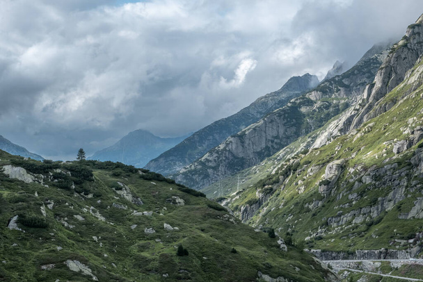 Тіньові та світлові ефекти в горах в Альпах у Швейцарії - Фото, зображення