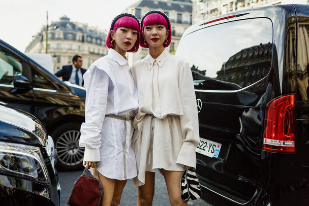 Амі Сузукі та Айя Сузукі твіти, які можна побачити за межами шоу STELLA McCARTNEY під час Паризького тижня моди весна/літо 2020. - Фото, зображення