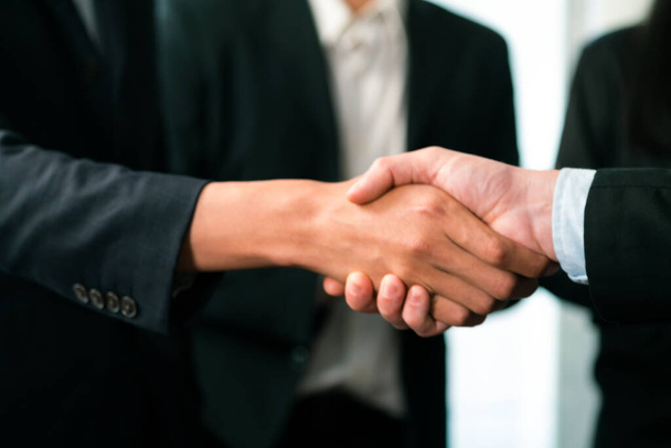 会議室での合意が成功した後、アジアのビジネスの人々は握手を交わし、企業の拍手でプロの手を振る。クエント - 写真・画像