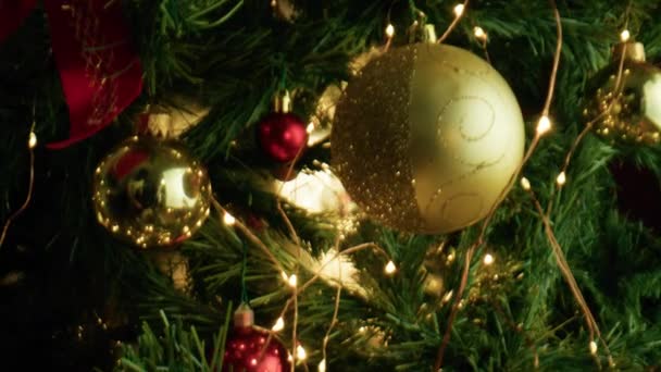 Ligth jön ki a labdák és ágak egy karácsonyfa .  - Felvétel, videó