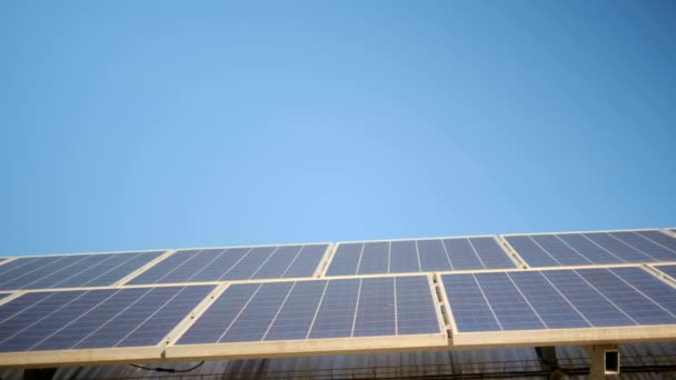 Solární panely na střeše domu. - Záběry, video