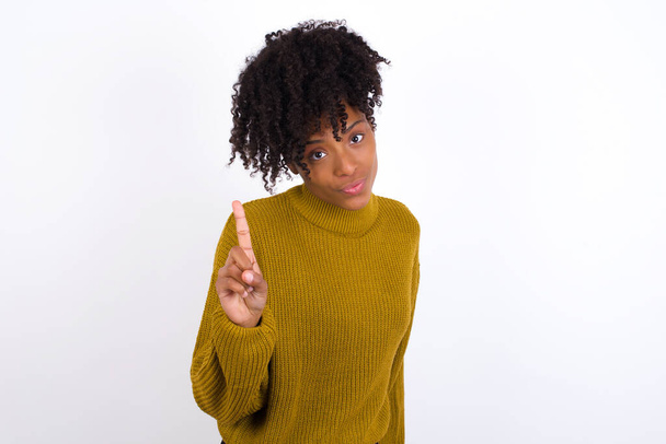 Keine Zeichen-Geste. Nahaufnahme Porträt unglückliche junge Frau hebt den Zeigefinger und sagt Nein. Negative Emotionen Mimik, Gefühle. - Foto, Bild