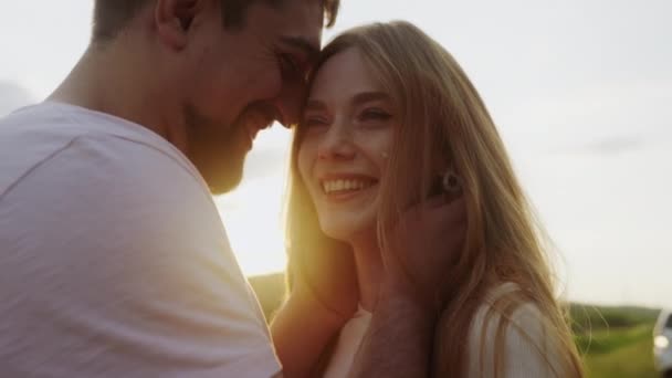 Közelkép egy kedves párról, akik egymással szemben állnak a naplemente hátterében. Romantikus pillanatok. - Felvétel, videó