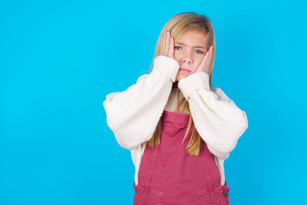 mooi tiener meisje houden hoofd in handen met ongelukkige uitdrukking kijken trieste film over dieren en proberen niet te huilen. - Foto, afbeelding
