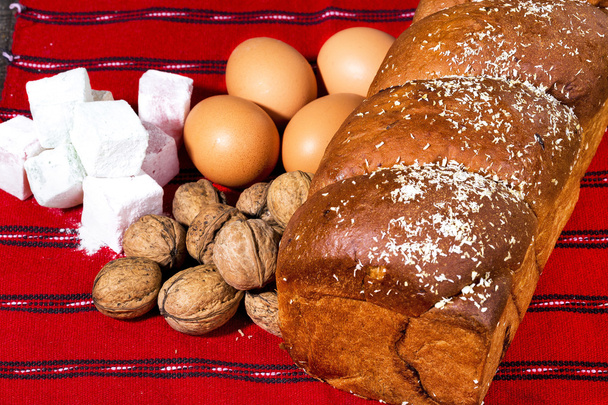 Romanian sieni kakku ja ainesosat, munat, saksanpähkinät, hyytelö
 - Valokuva, kuva