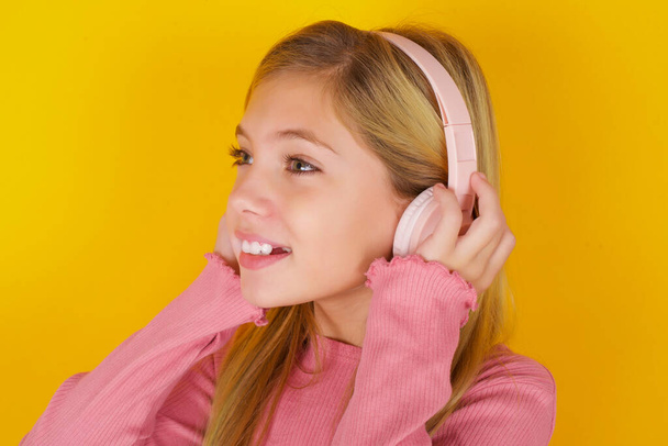 Csinos lány hord sztereó fejhallgatót hallgat zenét koncentrált félre. Az emberek hobbi életmód koncepció - Fotó, kép