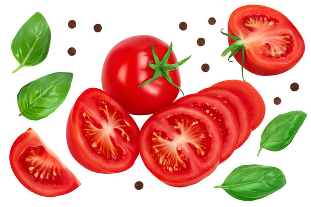 Tomaat met plakjes geïsoleerd op witte achtergrond met knippad en volle velddiepte - Foto, afbeelding