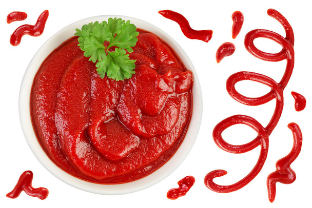 Sauce tomate rouge ou ketchup dans un bol en céramique isolé sur fond blanc. Vue de dessus. Pose plate. - Photo, image