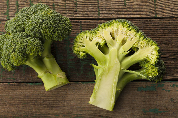 ahşap masa üzerinde taze brokoli - Fotoğraf, Görsel
