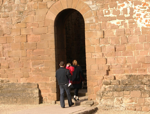Мбаппе, вход в замок Кенилворт, Англия
 - Фото, изображение