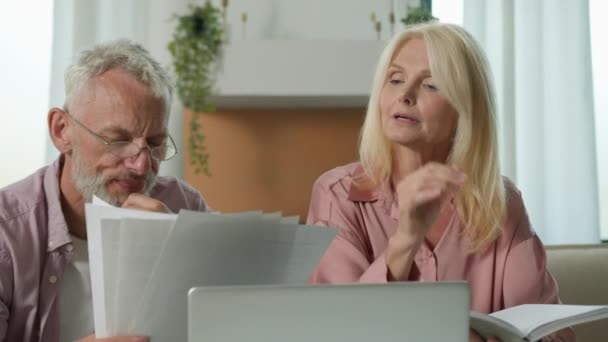集中した年金年金引退した夫婦は紙幣ローンの支払いを計算して,未払い債務税を行い,オンライン決済は家族予算を管理する - 映像、動画