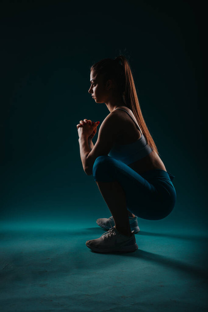 Modèle de conditionnement physique féminin confiant Obtenir des résultats grâce à des exercices en studio - Photo, image