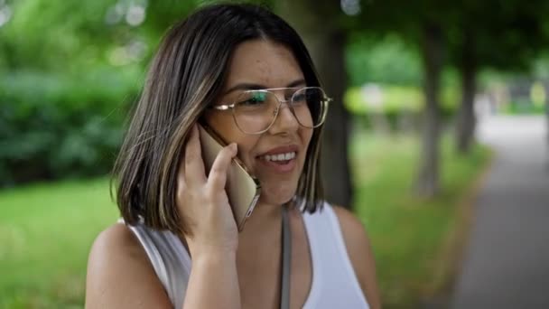 Retrato de una joven hablando por teléfono móvil
 - Metraje, vídeo