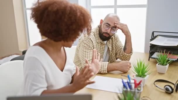 Serieuze man en vrouw collega 's gestrest, samen te werken op laptop op kantoor tafel - Video