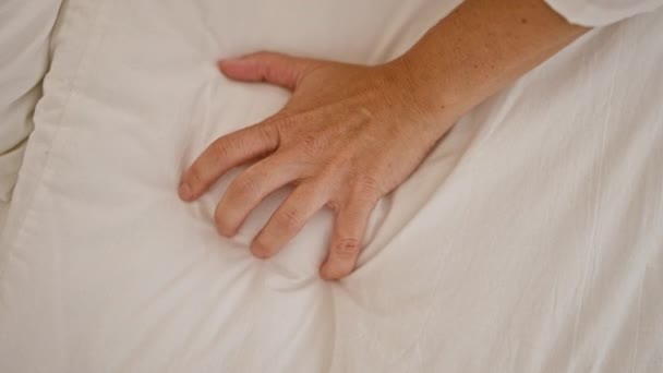 Joven rubia teniendo orgasmo en la cama en el dormitorio - Imágenes, Vídeo
