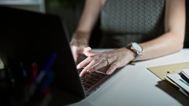 Jovem loira mulher empresária usando laptop trabalhando no escritório - Filmagem, Vídeo