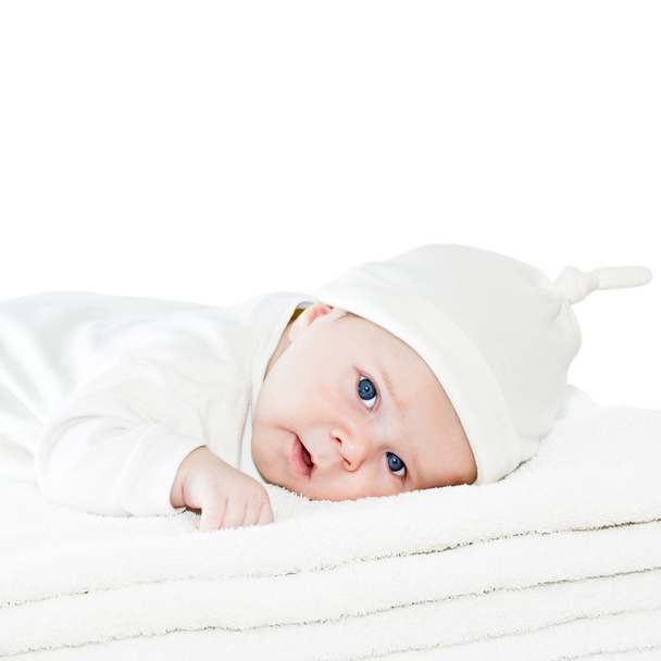 Chłopca na białe ręczniki - Zdjęcie, obraz