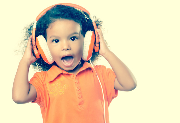 Small girl listening to music - Foto, imagen