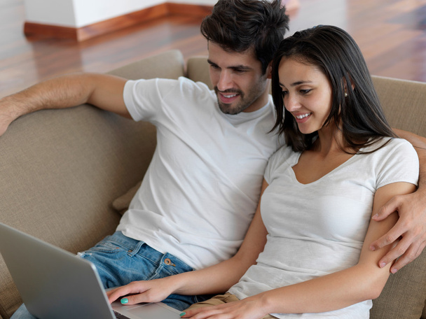 Uvolněné mladý pár pracují na přenosném počítači - Fotografie, Obrázek