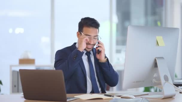 Ευτυχισμένος επιχειρηματίας που μιλάει στο κινητό του ενώ δουλεύει σε υπολογιστή και χαμογελάει μόνος του στη δουλειά. Νέοι επαγγελματίες που συζητούν και εξηγούν λεπτομέρειες του έργου σε συνάδελφο ή πελάτη. - Πλάνα, βίντεο
