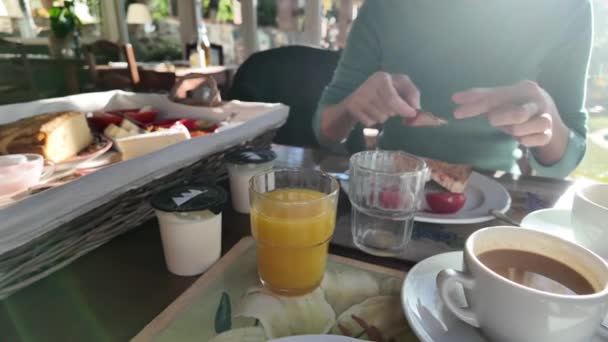 Mujer desayunando en la mesa
 - Imágenes, Vídeo