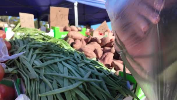 kobieta wybierająca zieloną fasolę na rynku  - Materiał filmowy, wideo