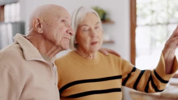 Planlama, ev tadilatı ve oturma odasında bakım ve sohbet yapan yaşlı bir çift. Aşk, hayaller ve emeklilikte evi olan yaşlı insanlar, iyileştirme ve onarımlar veya hobi fikirleri. - Video, Çekim