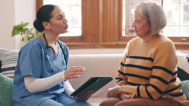 Tabletta, megbeszélés és nővér vezető nő a nappaliban csinál kutatást a diagnózis vagy kezelés. Beszélgetés, egészségügyi ellátás és fiatal női gondozó digitális technológiával idős betegeknek. - Felvétel, videó
