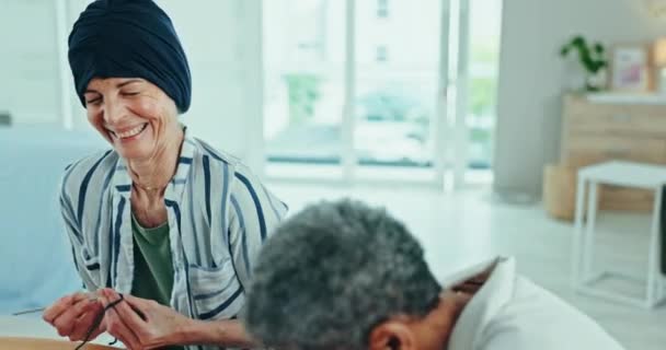 Vrienden, lach en oudere vrouwen in het verpleeghuis met thee voor hechting, sociaal bezoek en gesprek. Haak, pensioen en groep van mensen in de woonkamer voor praten, geluk en ontspannen samen. - Video